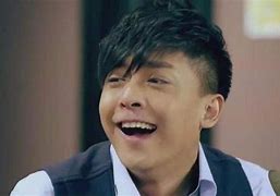 王军是开蛋糕店的，生意做的还不错。近几年开了两三家连锁店，有一天突然接到一个电话，号码非常霸气，位数是7个6的。